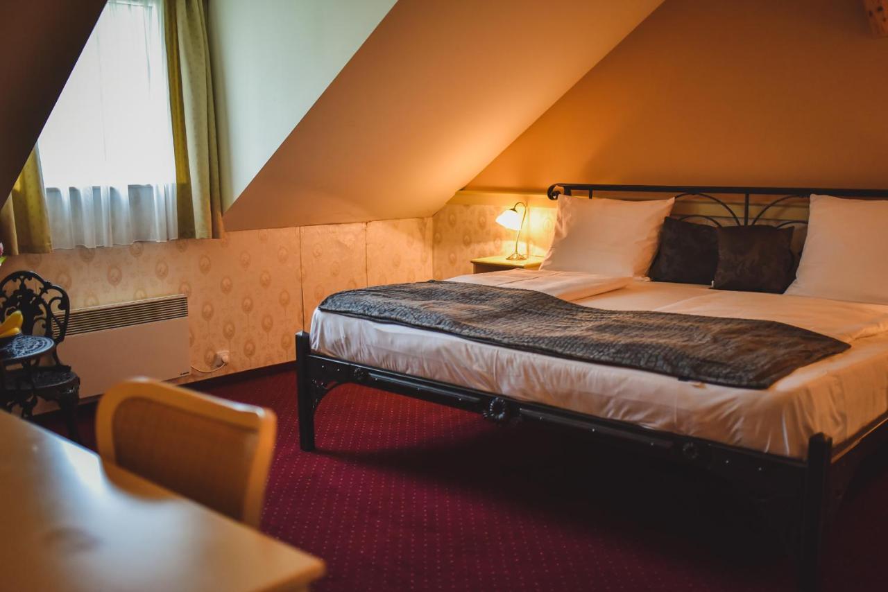 Hotel Zamek Kamenny Dvur Kynsperk nad Ohri Exterior foto