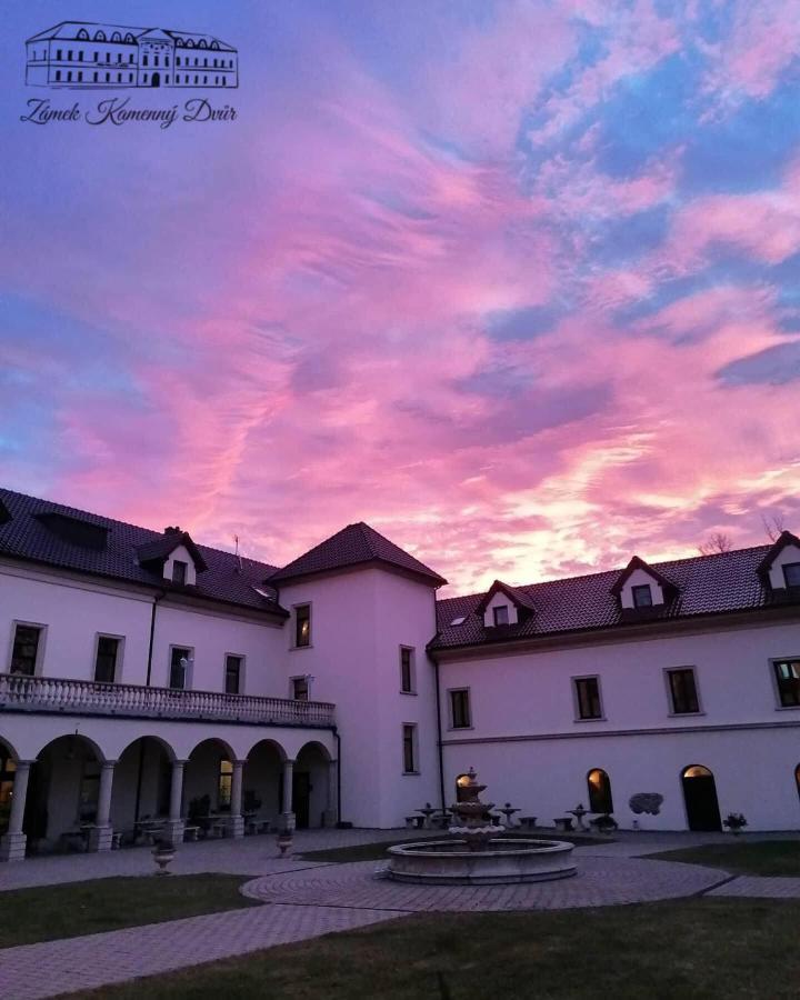 Hotel Zamek Kamenny Dvur Kynsperk nad Ohri Exterior foto